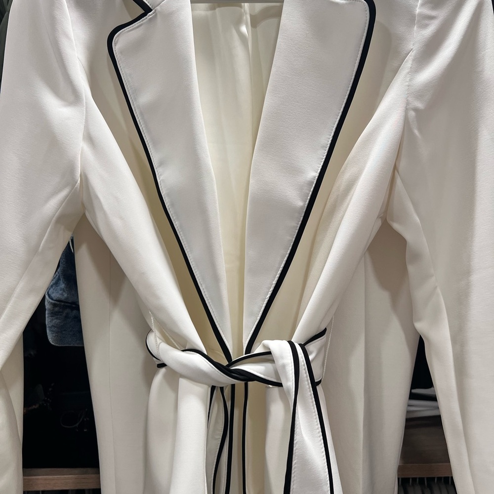 Elegant White Blazer with Black Trim - Picture 3 of 7
